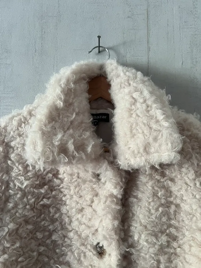 Manteau fausse fourrure beige à boutons - photo numéro 10