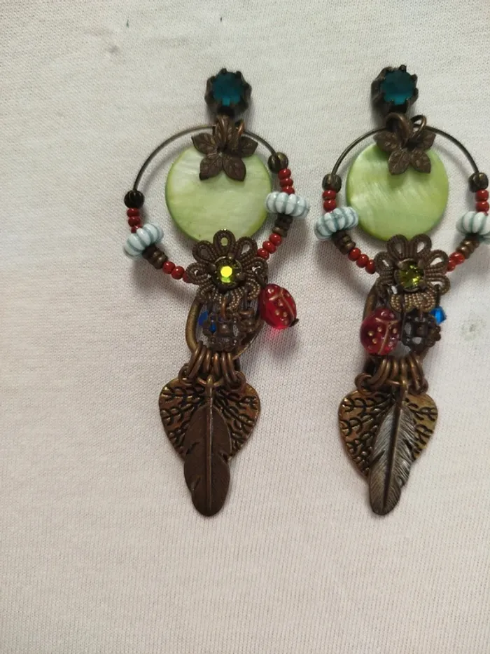 Boucles d'oreilles pendantes - 8,5 cm - charmes coccinelle, plume, arbre de vie - photo numéro 3