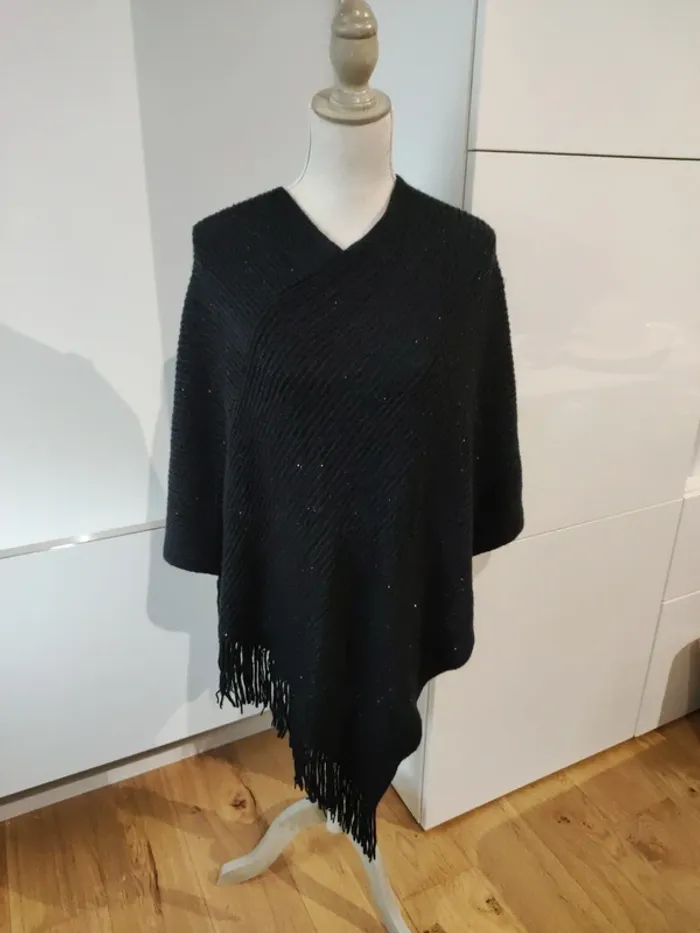Poncho noir avec petits sequins (discrets) - excellent état