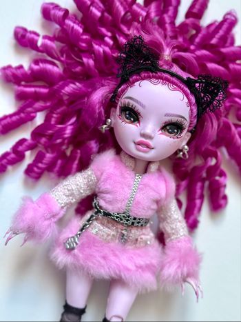 Lola Wilde shadow High Rainbow High 