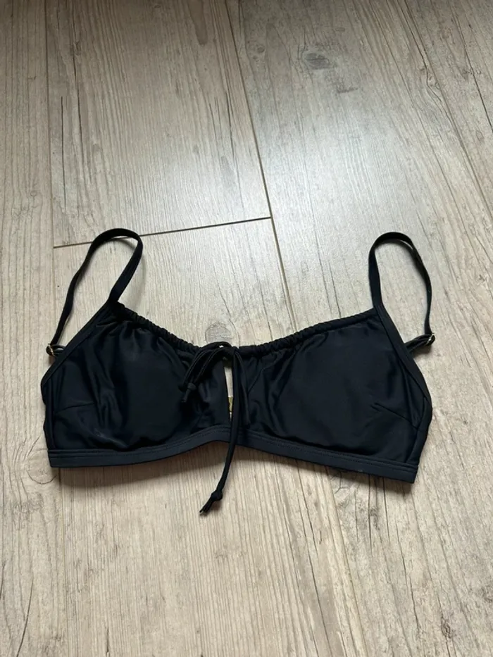 Haut de maillot noir froncé à découpe cut out