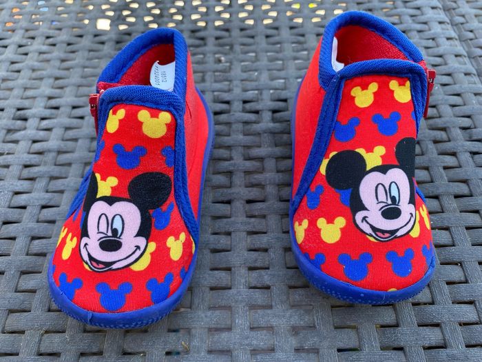 Chaussons  Mickey neufs 19