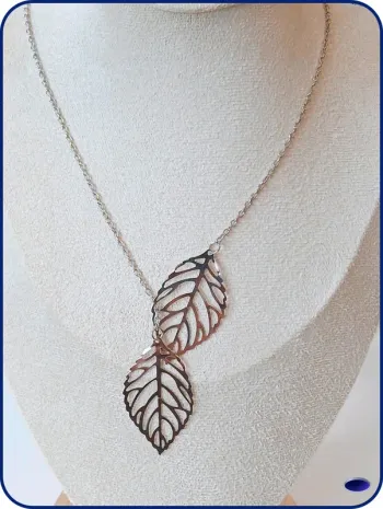 Collier feuille argenté – fin, tendance et nature