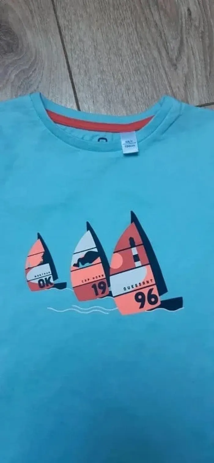 Tee-shirt MC okaidi bleu "voiliers" 4 ans en parfait état - photo numéro 2