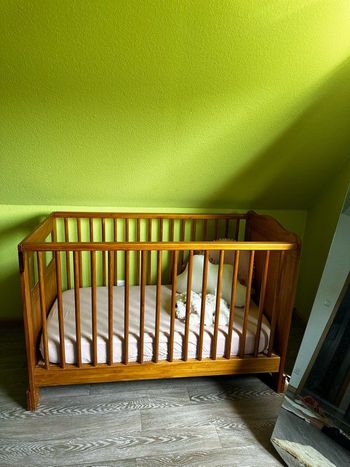 Lit à barreaux en bois