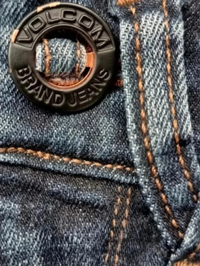 Jean Volcom ,coupe straight ,taille mi-haute ,texture stretch - photo numéro 10