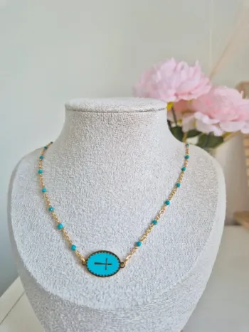 Collier style gigi dorée en acier inoxydable
🌸 perles bleu avec médaille croix