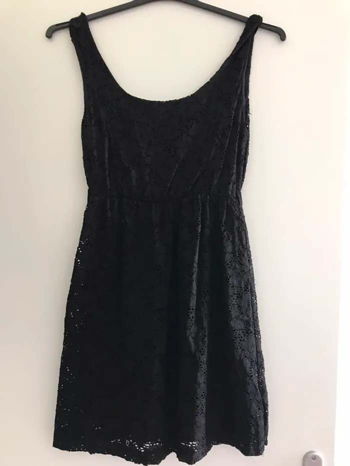 Robe noire dentelle avec dos nu