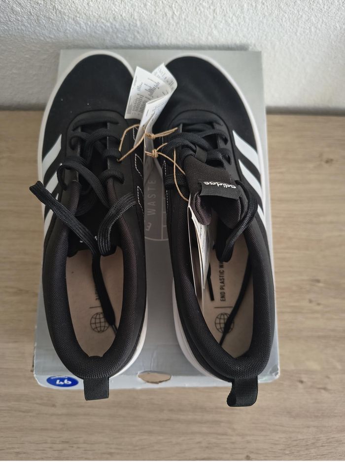 Chaussures baskets sneakers Adidas basse Homme FUTUREVULC noir blanche neuves taille 46 - photo numéro 3