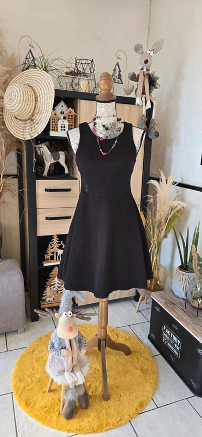 Magnifique robe patineuse noir dentelle