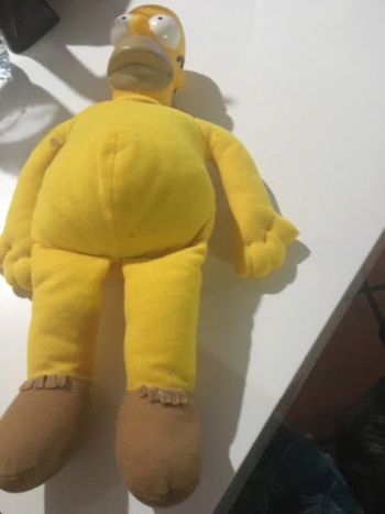 Peluche les Simpson un petit trous mais recousu