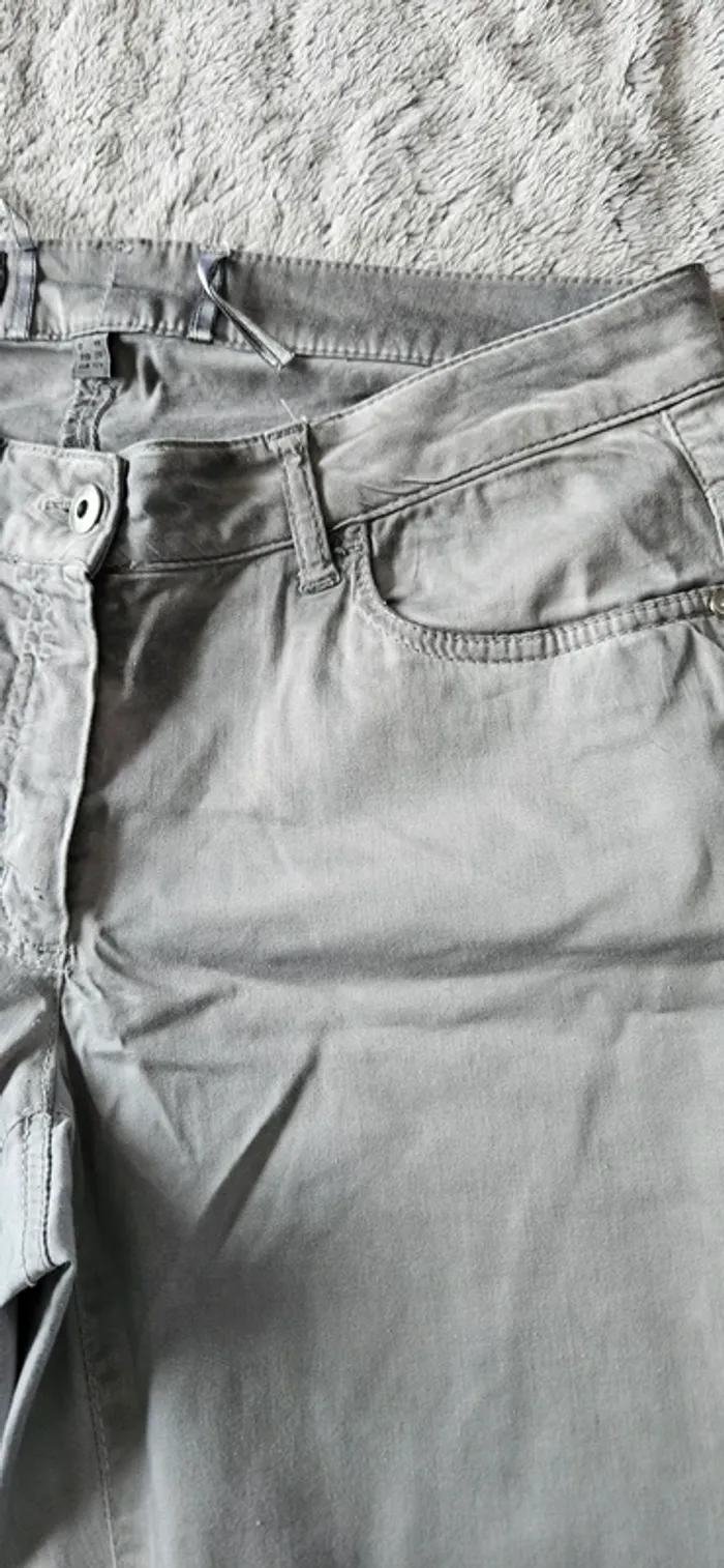 Pantalon gris usé - photo numéro 3