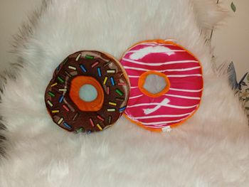 Lot 2 coussins décoratifs donuts 