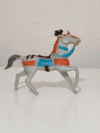 Starlux ? Figurine cheval moyen age