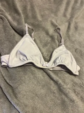 Brassière blanche mignonne avec petit noeud