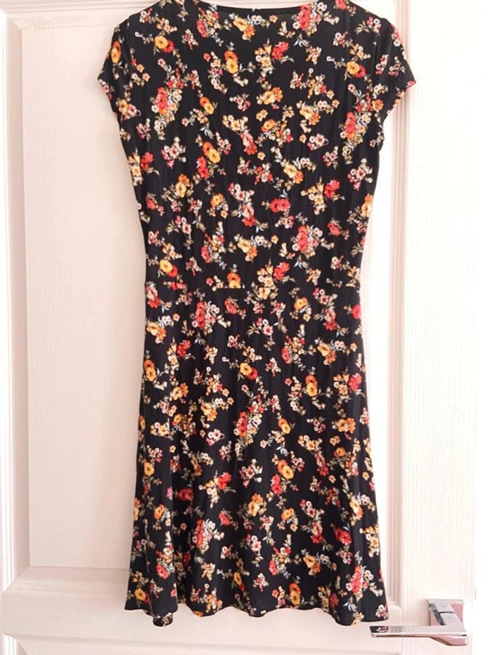Robe noir avec fleurs mango manches courtes longueur 85 cm taille S neuf - photo numéro 2