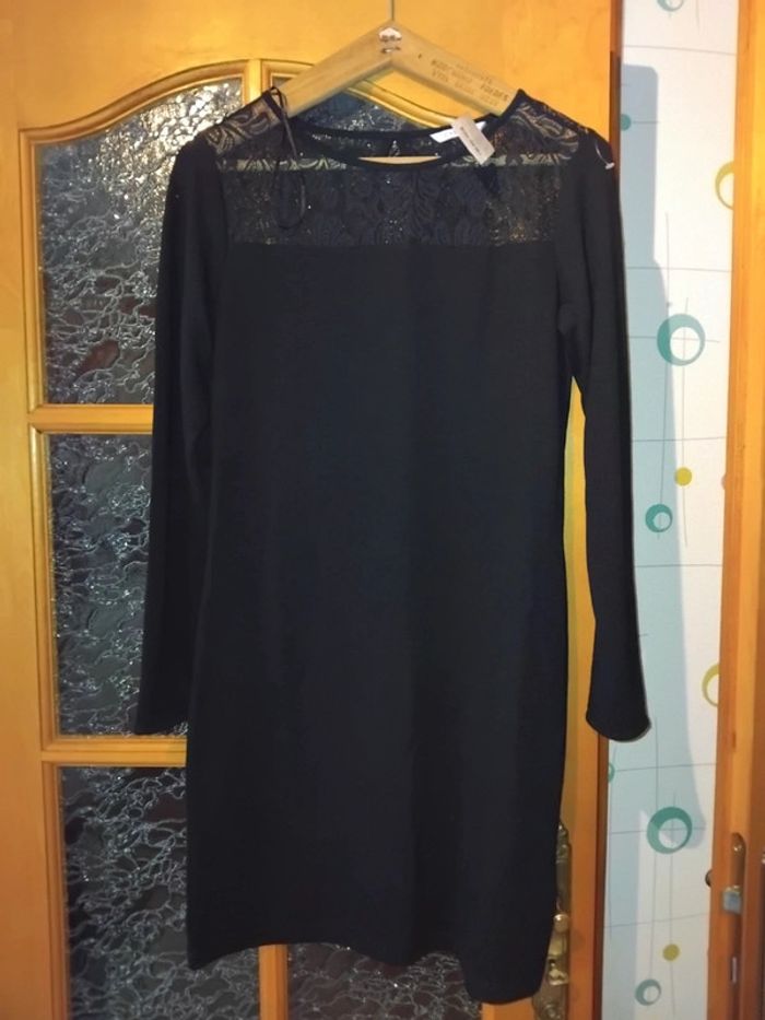 Robe droite avec dentelle