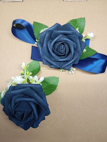 Duo boutonnière corsage mariage bleu nuit artisanale 