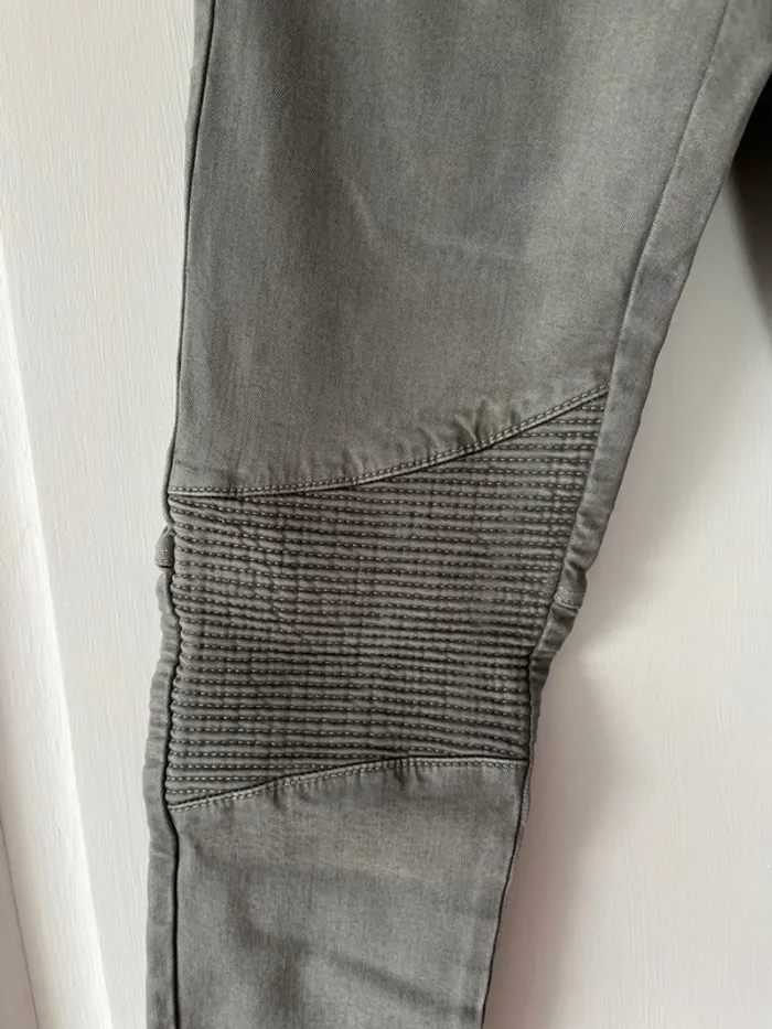 Jean fille 9 ans – Zara – Gris avec détails genoux - photo numéro 2