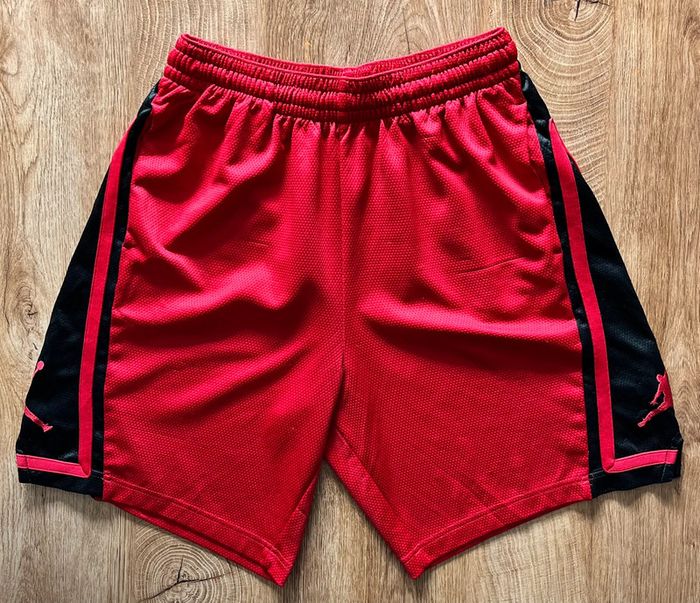 Short large de basketball rouge avec détails noirs Jordan pour homme, taille L
