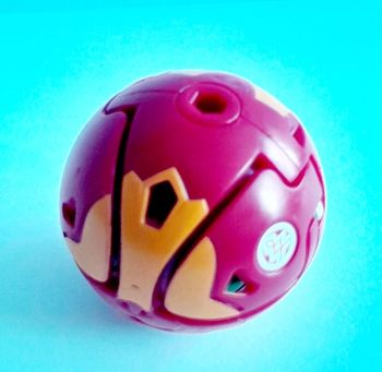 Petite Bakugan rouge, orange et verte modèle 15
