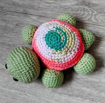 tortue au crochet, carapace multicolore. Idéal pour un cadeau unique et original.
