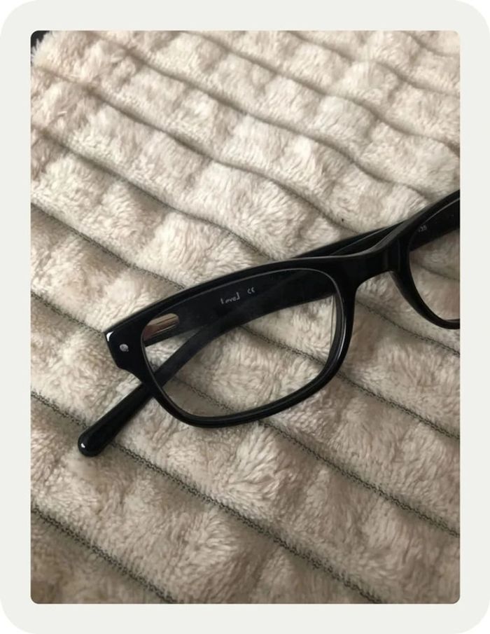 Lunettes noires - photo numéro 8