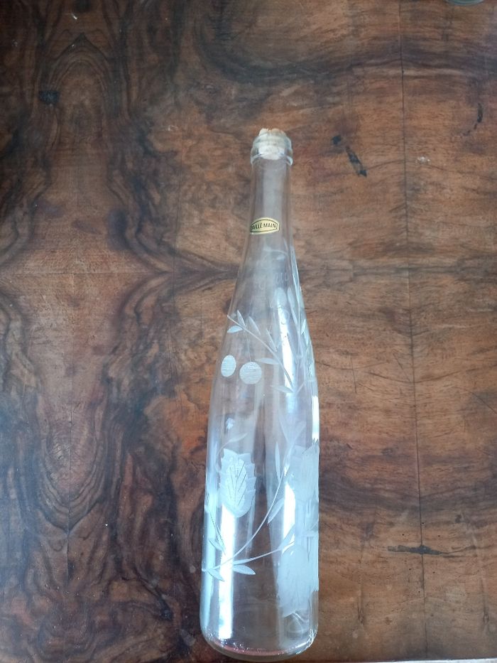 Bouteille en verre taillée main sans marque