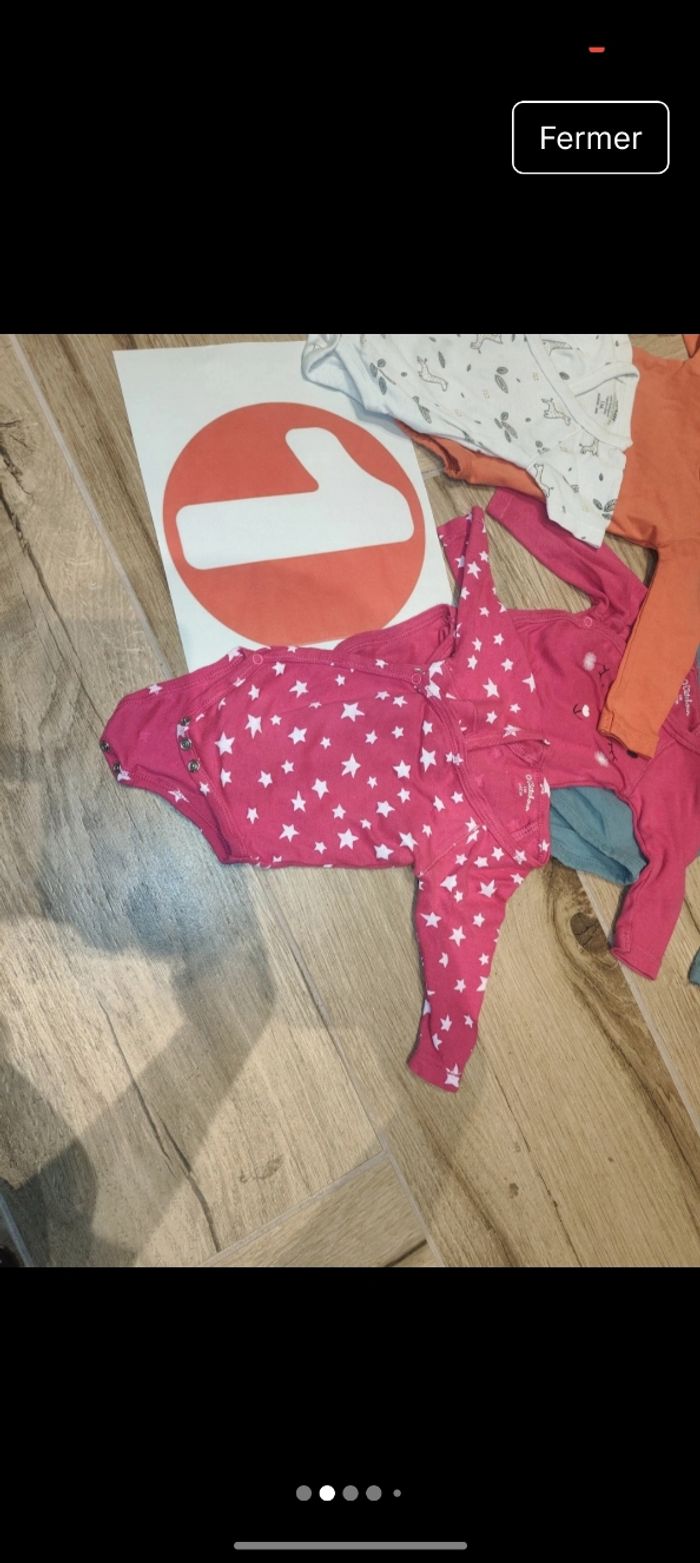 Lot 5 bodies body 
Ouverture croisé 
Marque sweet soft, Kiabi, kitchoun 
Taille 1 mois 50-54cm - photo numéro 2