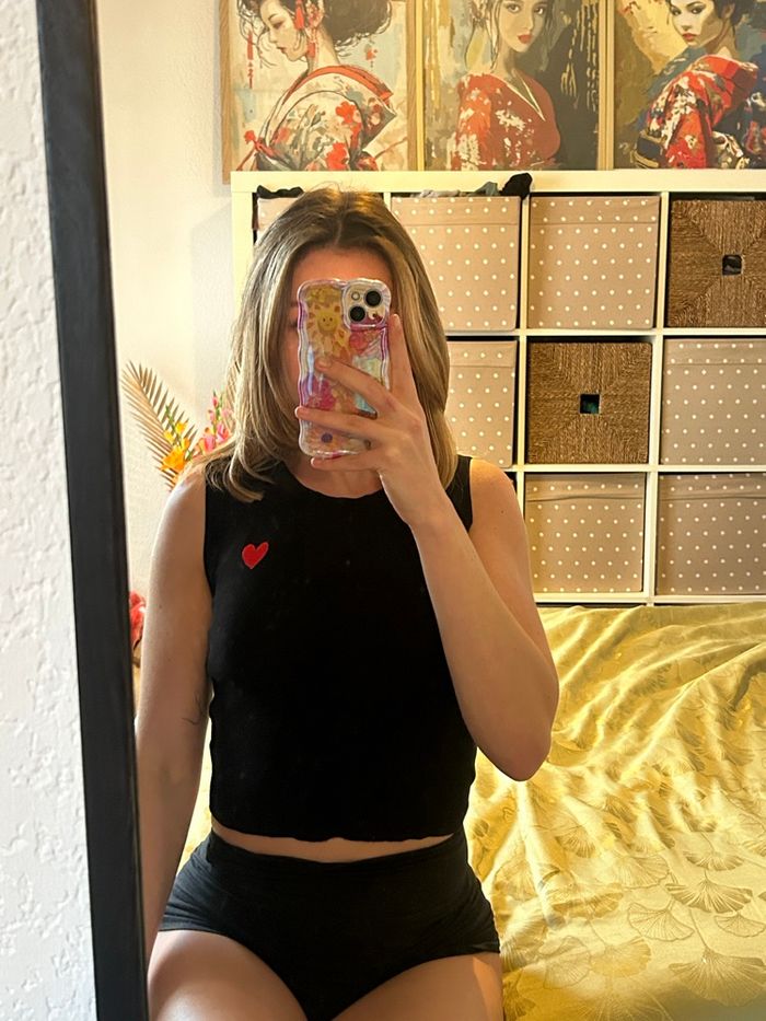 Débardeur noir avec petit cœur rouge Joliko Paris