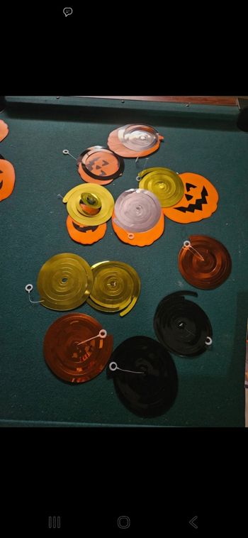 5 citrouilles et 6 serpentins halloween
