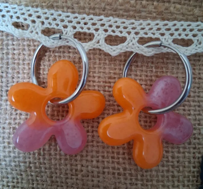 1 paire de boucles d'oreilles anneaux grandes pampilles fleurs résine - photo numéro 2
