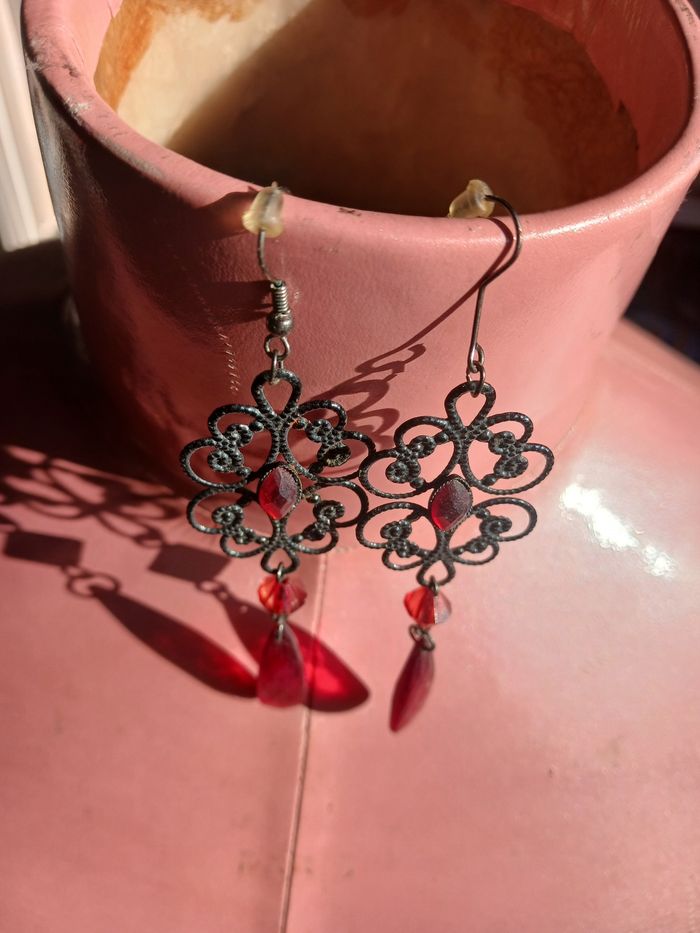 Boucles d'oreilles pendantes gris et rouge - photo numéro 3