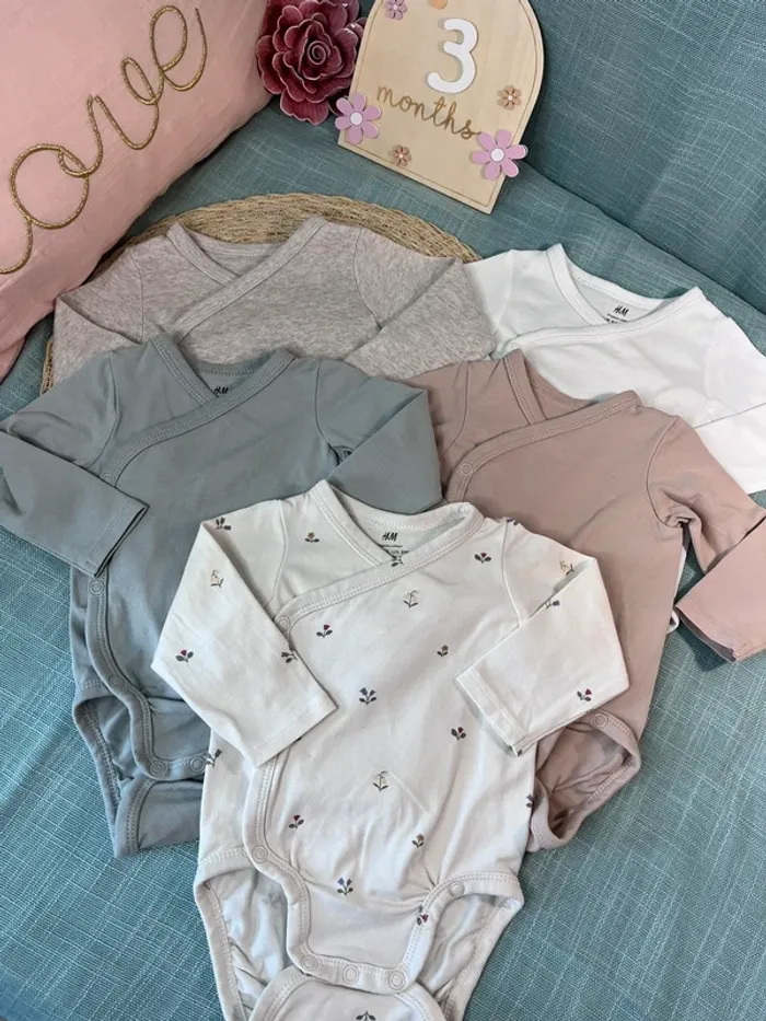 Lot de 5 bodies taille 2-4 mois 62 cm h&m