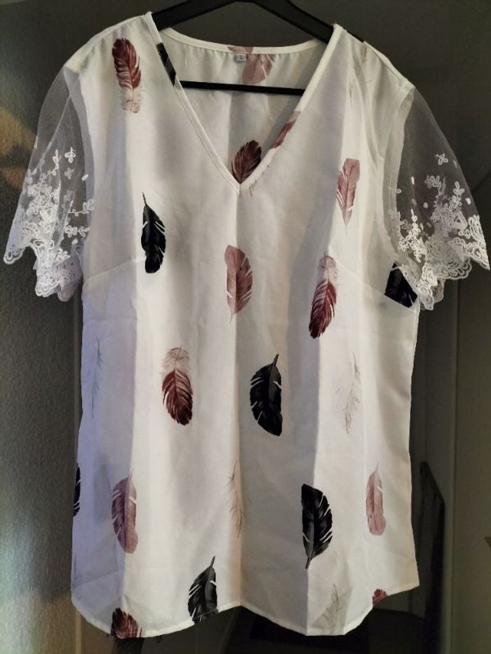 Haut en dentelle contrastée