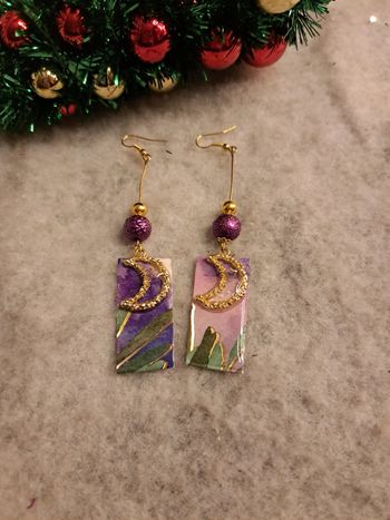 Boucles d'oreilles pendante en résine violet et doré