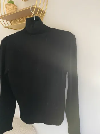 Pull noir élégant col roulé