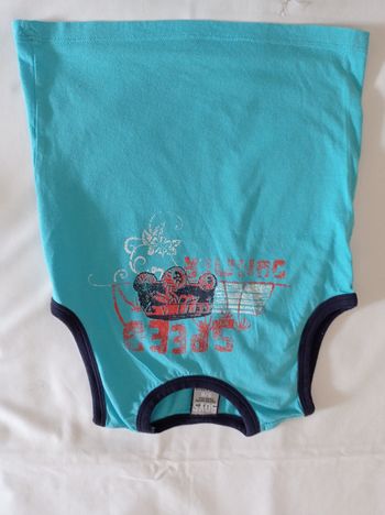 Petit haut pour garçon sans manche couleur bleu ciel bleu foncé voir photos avec petit motif devant voir photos