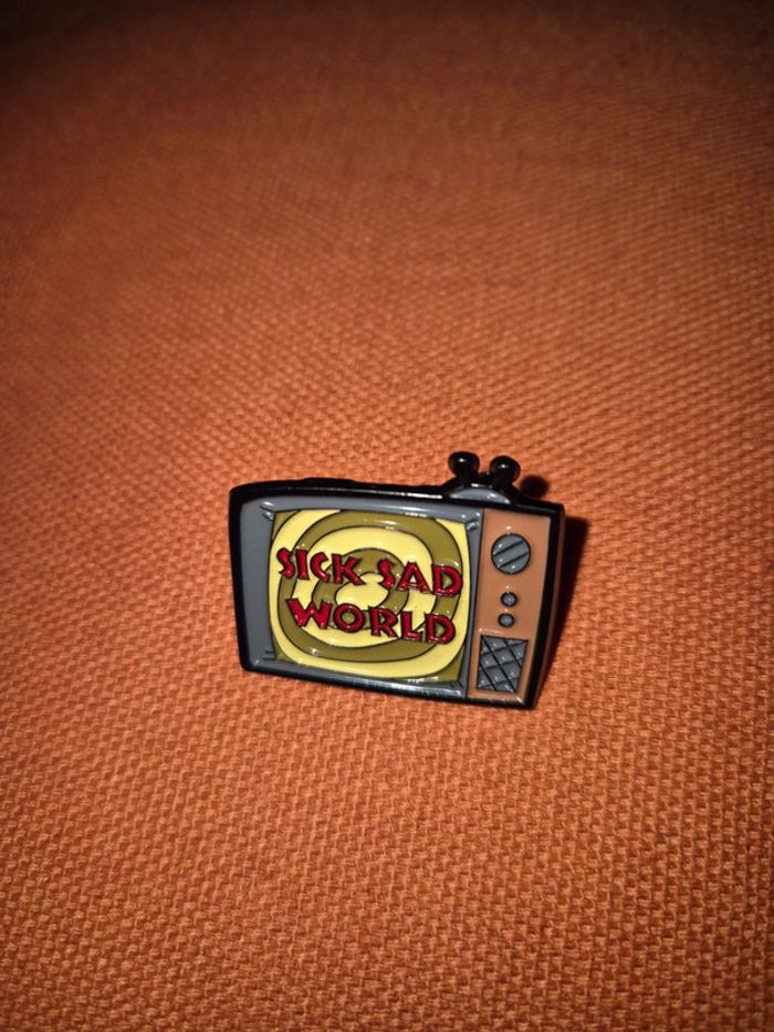 Broche sick sad world daria