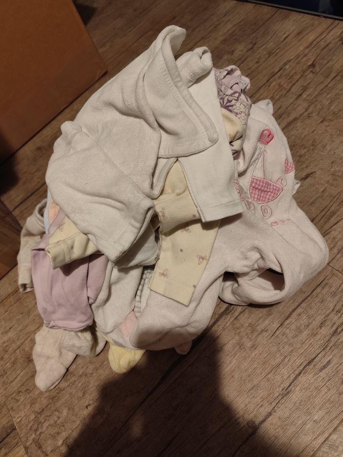 Lot vêtements bébé fille (entre 20 et 25 articles)