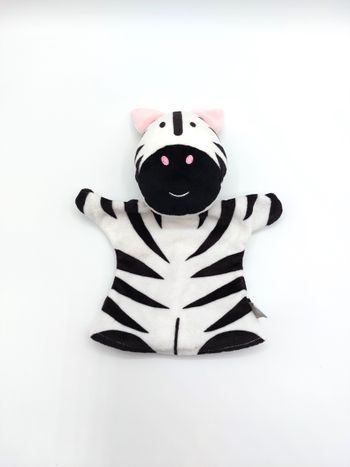 Doudou peluche marionnette zèbre Oxybul éveil et jeux noir blanc rose