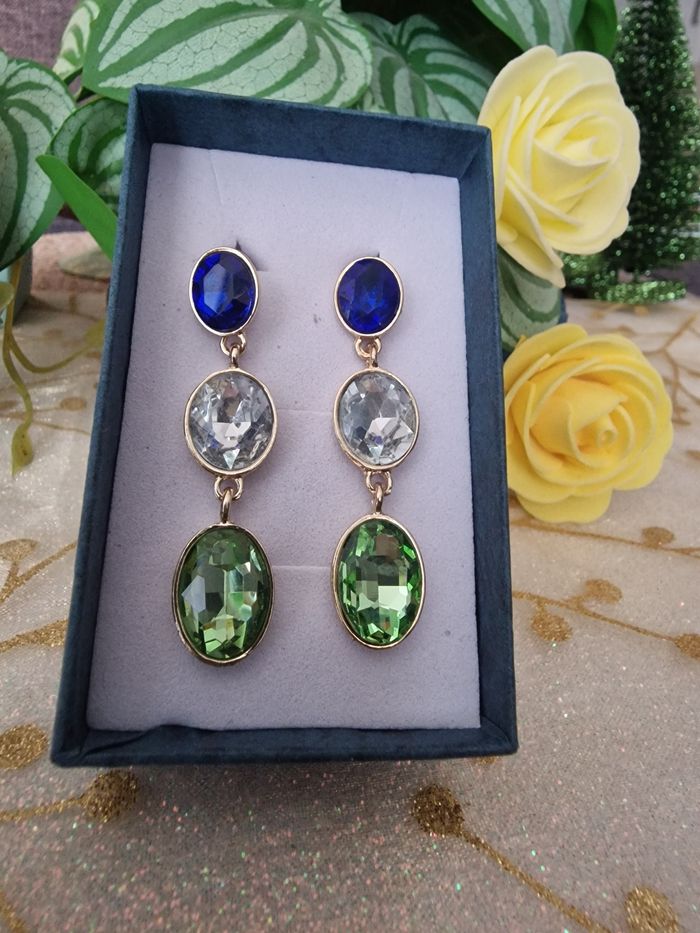 Trés jolies boucles d’oreilles incrustées cristaux