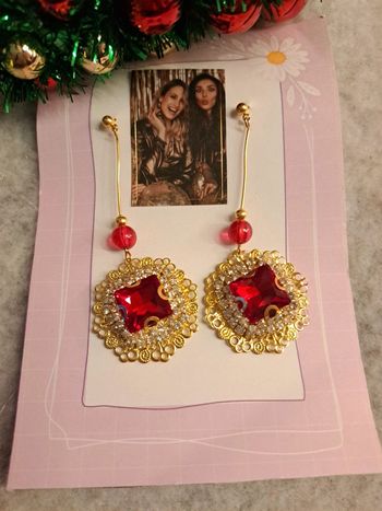 Boucles d'oreilles pendante strass blanc et rouge