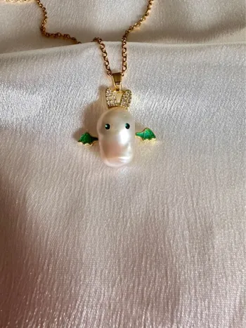 Collier petit lapin ailé fait main – perle baroque et émail vert, bijou unique