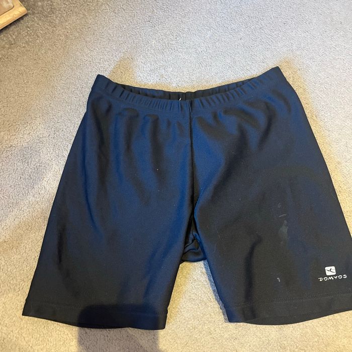 Short de sport avec des taches