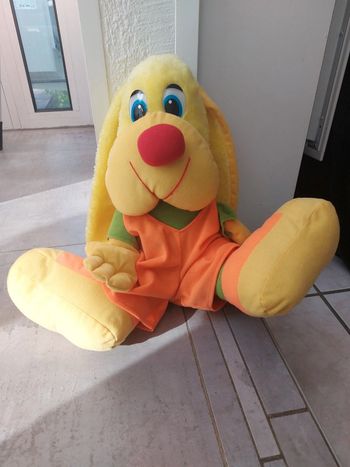 Peluche chien jaune avec longues oreilles
