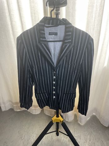 Veste noire rayure blanche boutons blanc