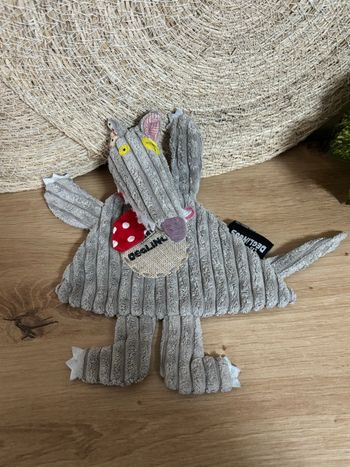 Doudou plat loup gris cravate rouge pois les deglingos 