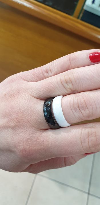 Superbe bague en céramique noire facetté