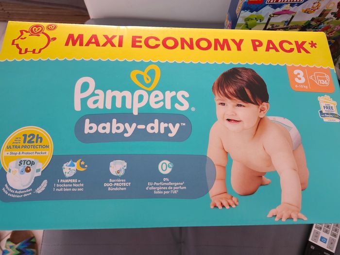 Couches pampers baby dry taille 3- neuf